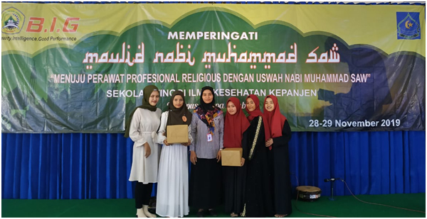 (dari kiri) Fiki dan Nadia sebagai pemenang Juara II, bersama Wakil Ketua I Bidang Akademik Ibu Wiwit Dwi N, M.Kep dan Laila, Alfi dan Ilmi sebagai pemenang Juara I